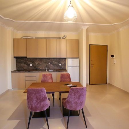 Oasis Residence Vlorë Buitenkant foto