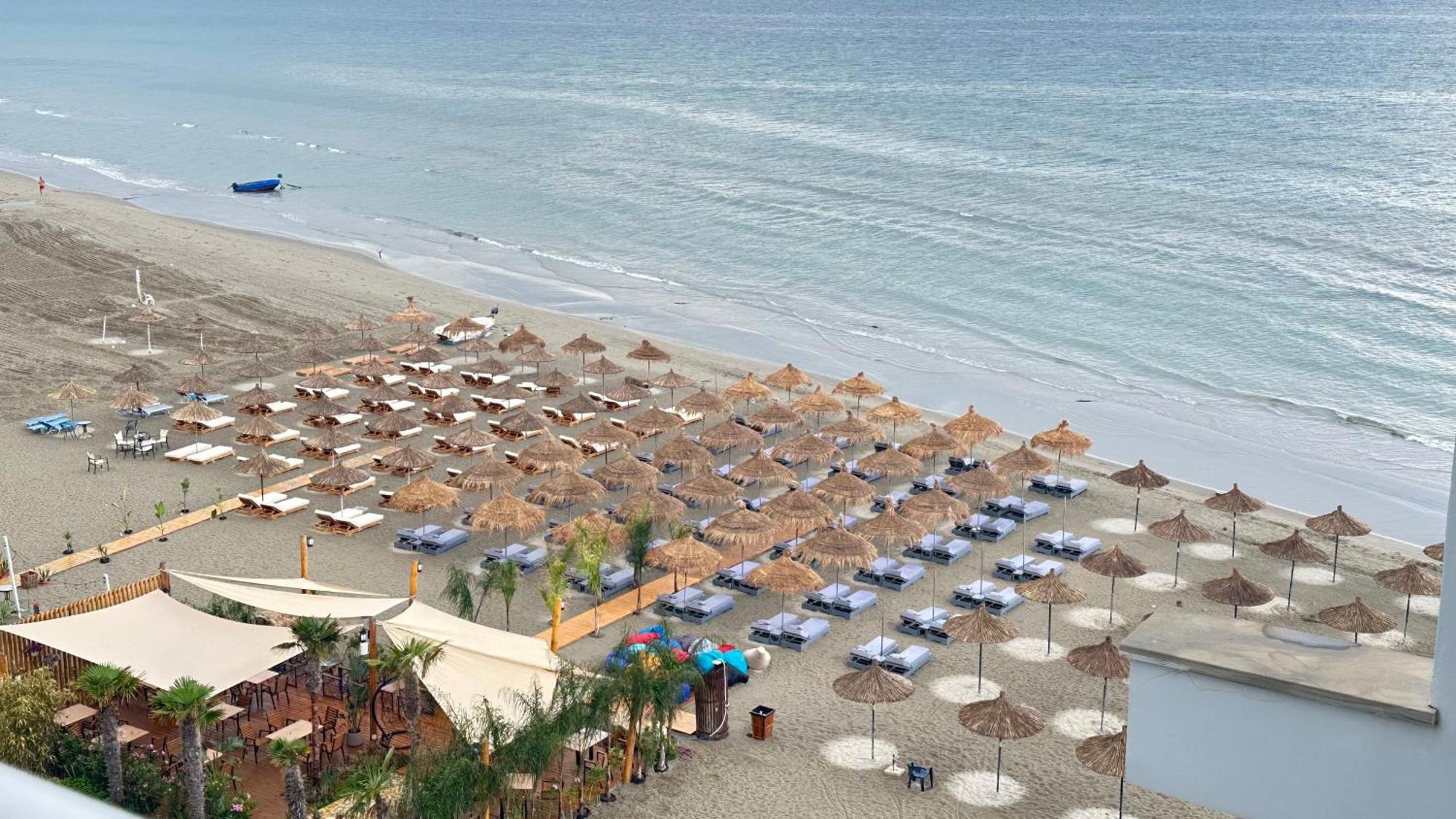 Oasis Residence Vlorë Buitenkant foto