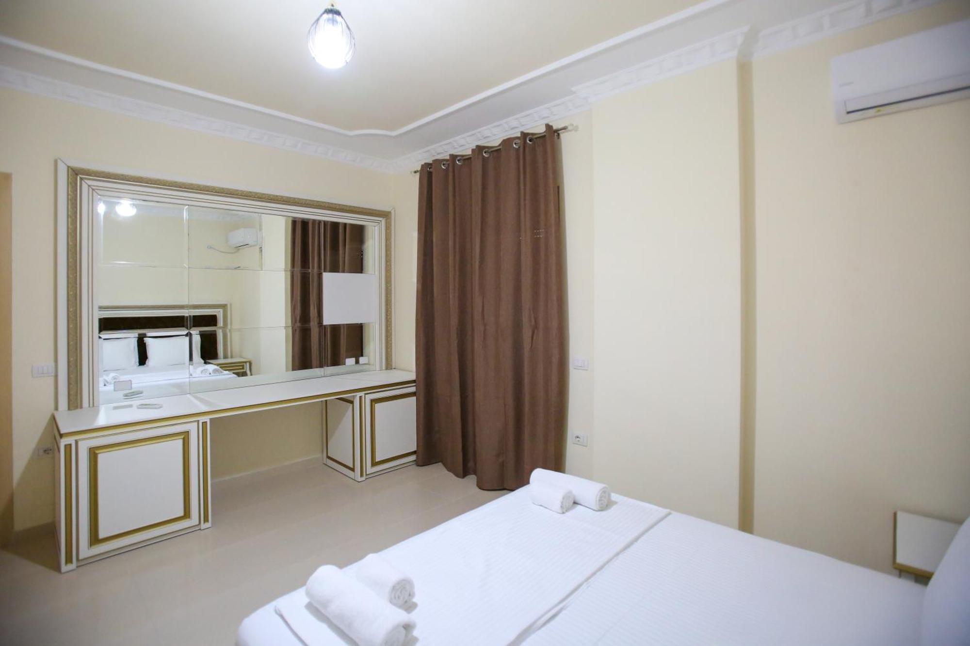 Oasis Residence Vlorë Buitenkant foto