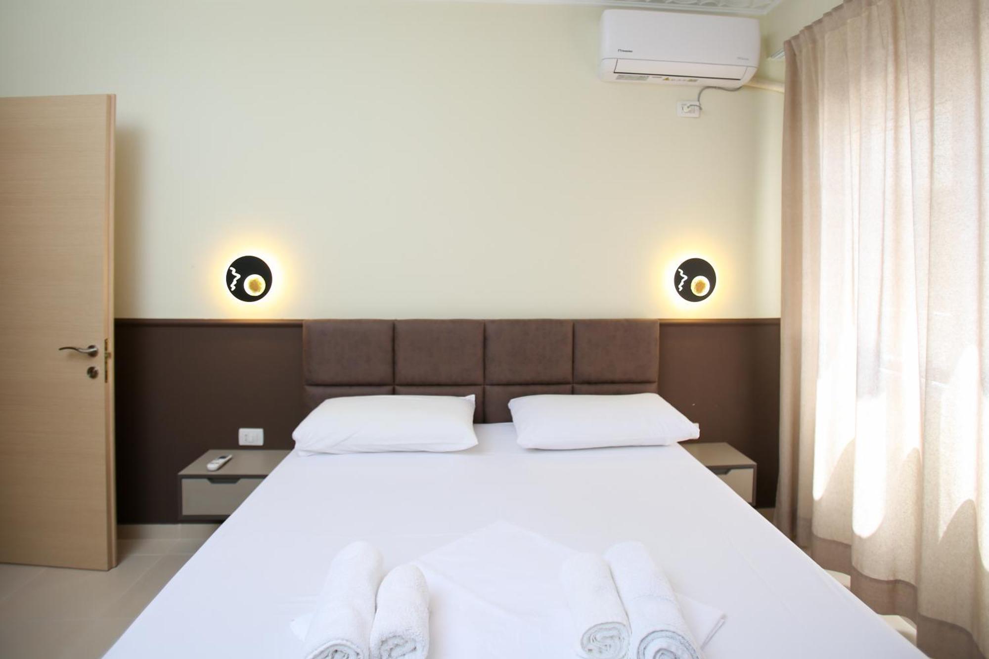 Oasis Residence Vlorë Buitenkant foto