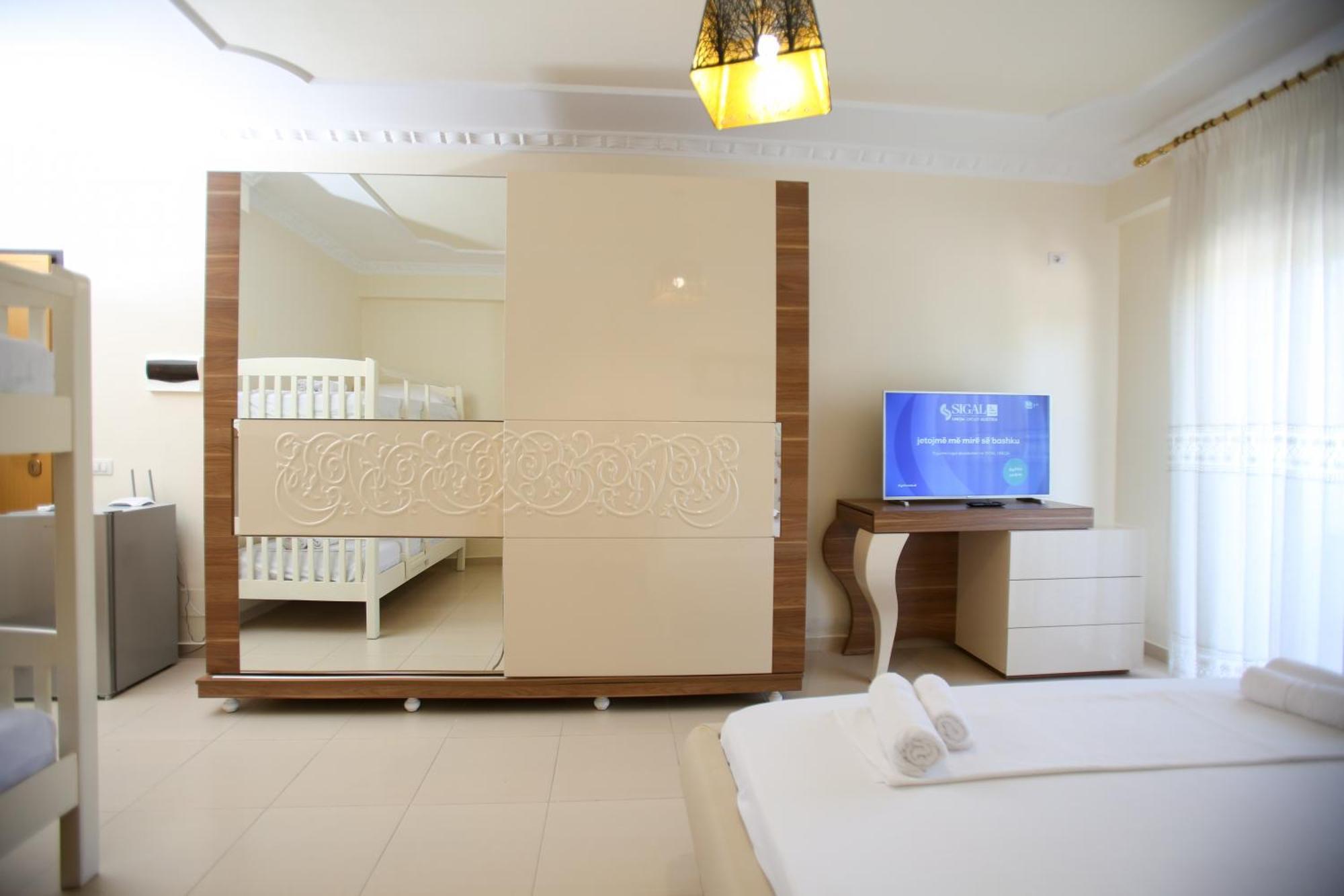 Oasis Residence Vlorë Buitenkant foto